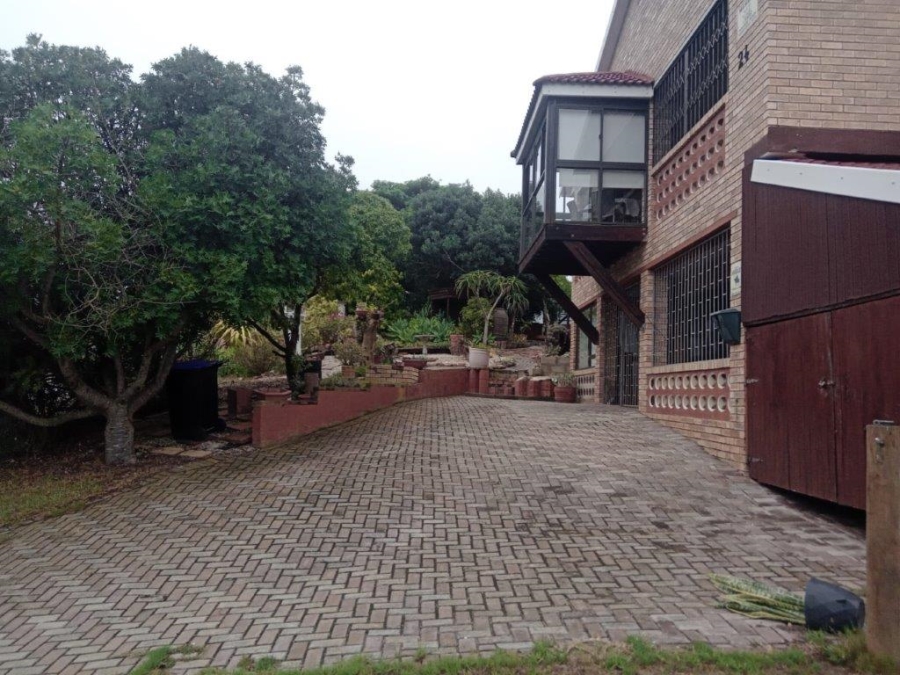 6 Bedroom Property for Sale in Paradise Beach Eastern Cape